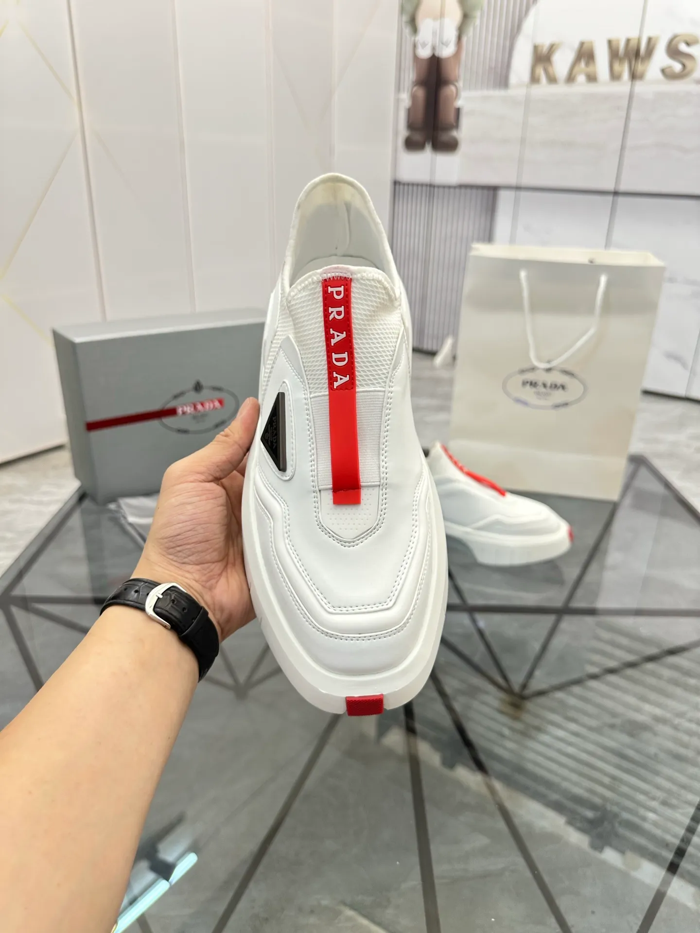 Men's shoes: 💰P500¥ High-end, complete package Product trademark: Prada *"Prada*" low-top casual shoes Regular size: 38-44 (can be customized to 45.46) Couple style Product materials: Upper imported cowhide stitched with original fabric, breathable lining, original outsole. Number: 846